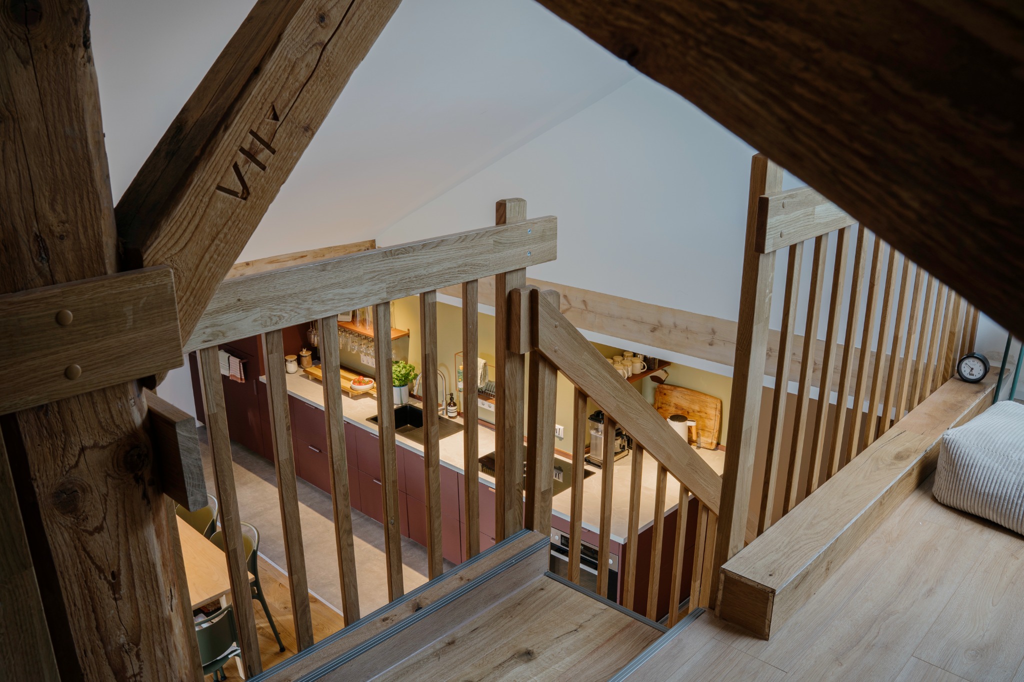 Blick von der Galerie in die offene Küche