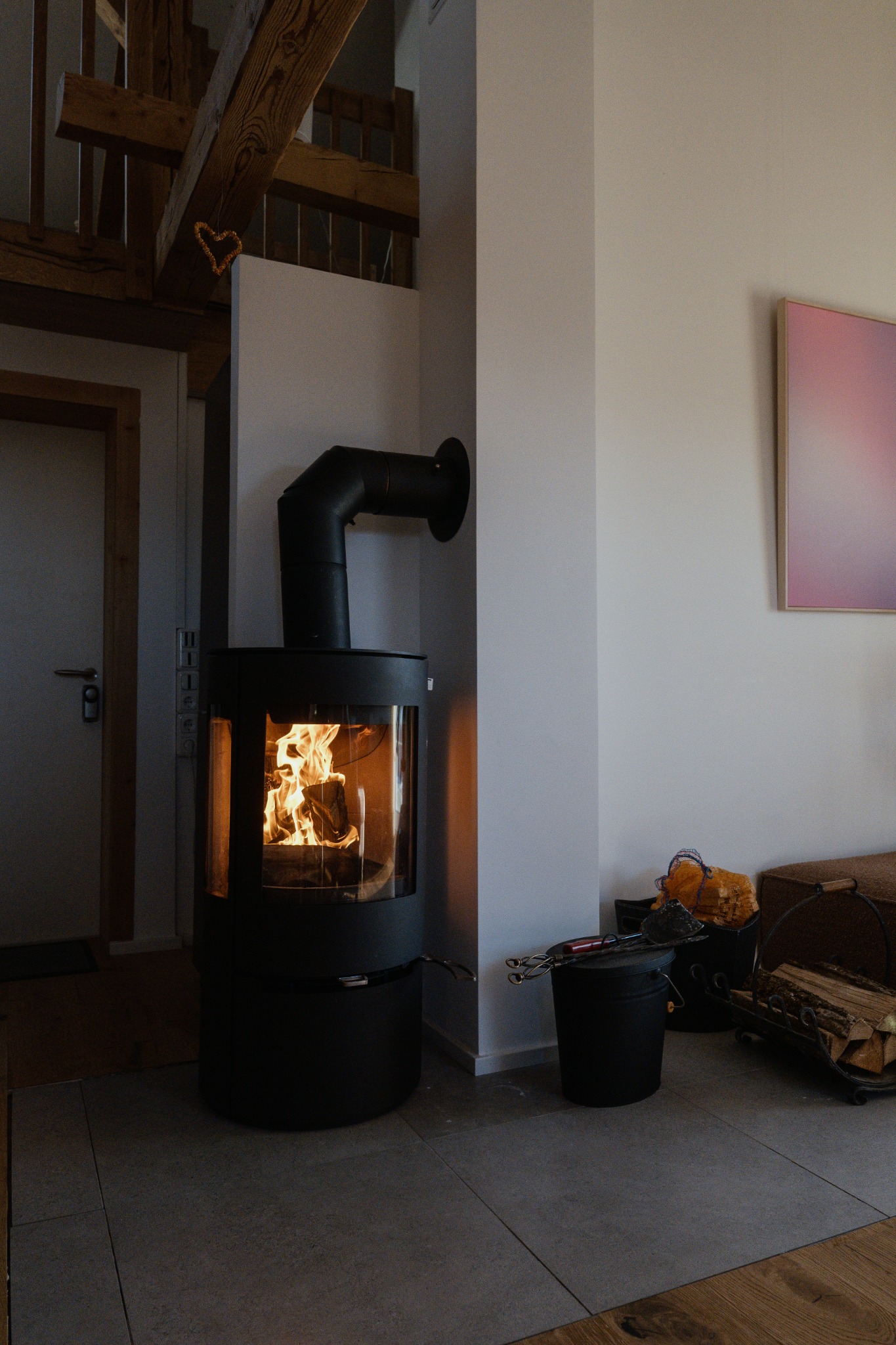 Brennender Kamin im Wohnbereich der Ferienwohnung Albis