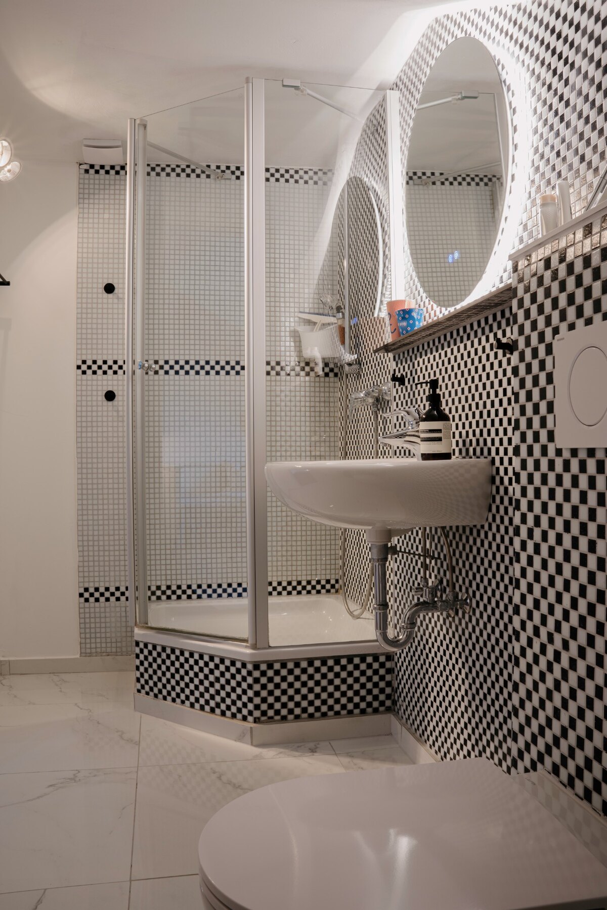 Eigenes Badezimmer mit schwarz-weißem Mosaik