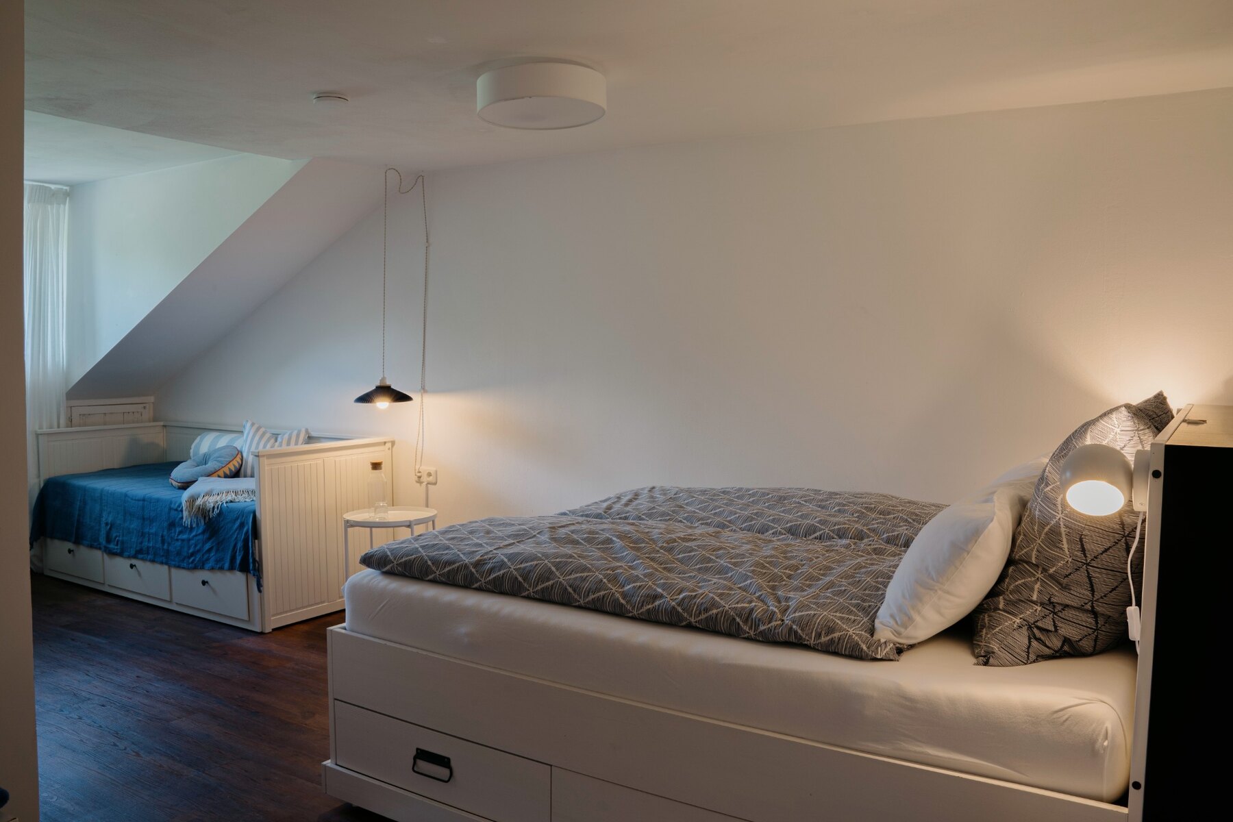 Familienzimmer in Albis mit Doppelbett und zusätzlichem Einzelbett