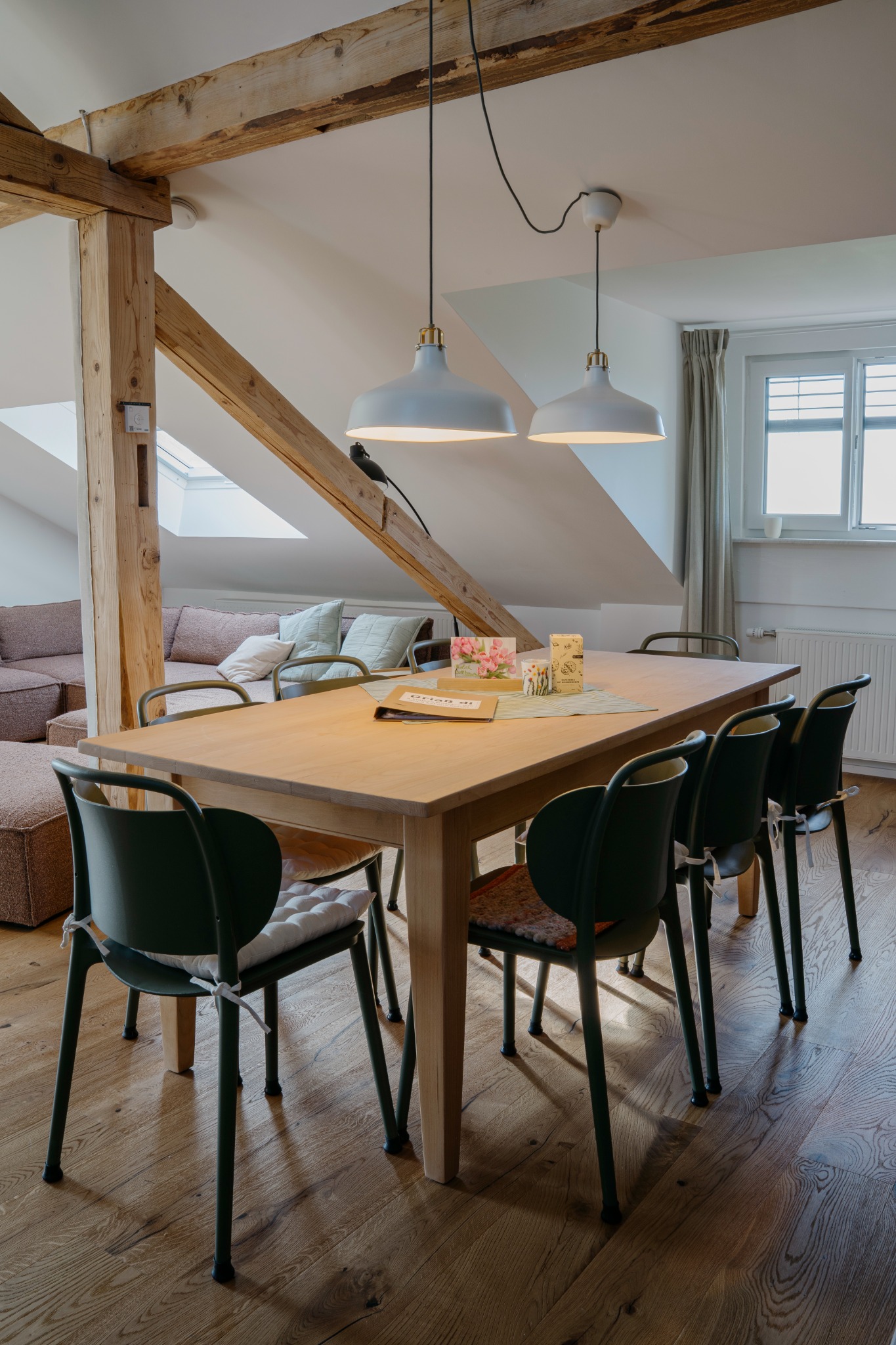 Großer Esstisch mit Platz für Familie und Freunde