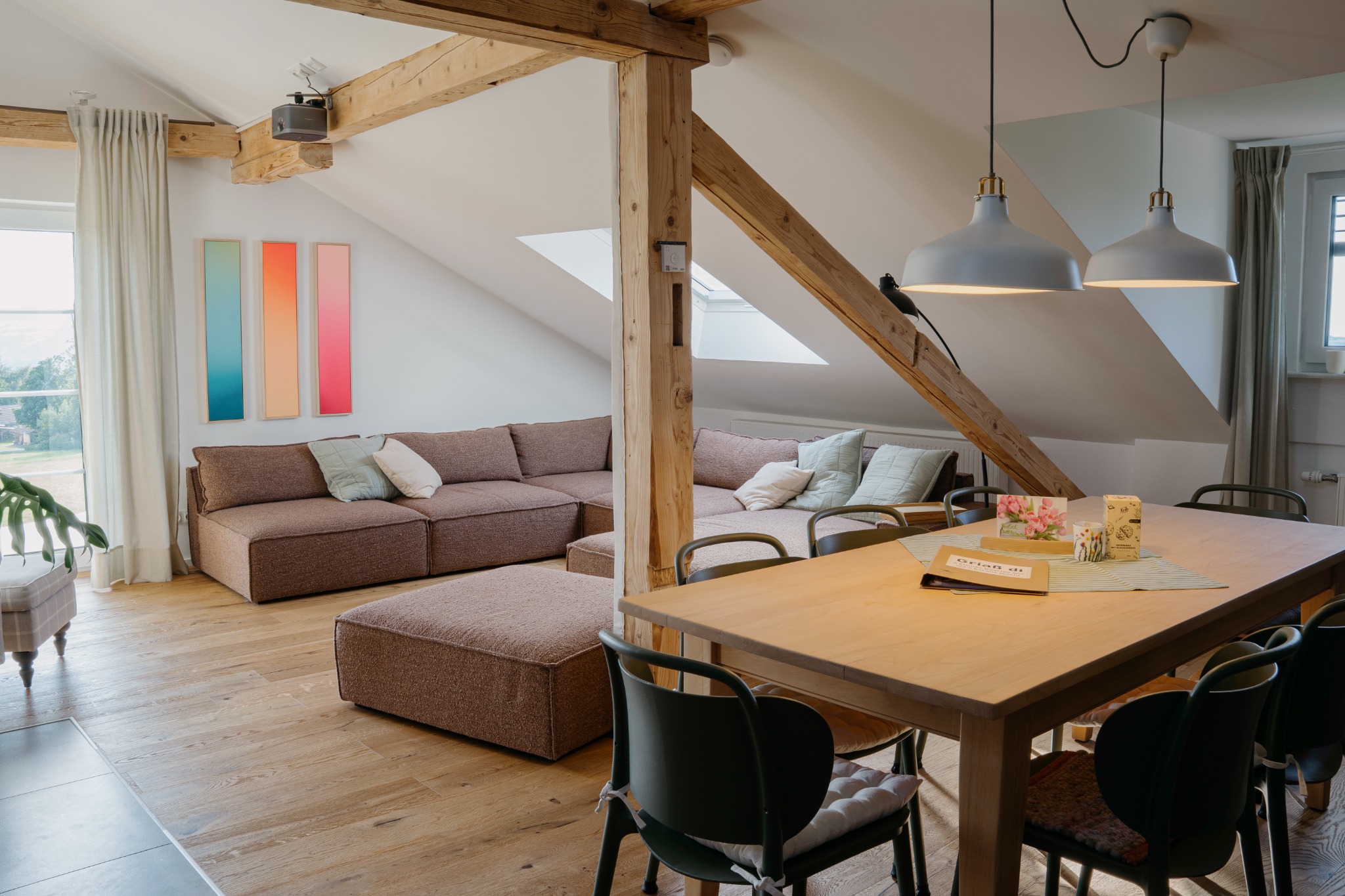 Großzügiger Wohn- und Essbereich der Ferienwohnung Albis mit Sofalandschaft