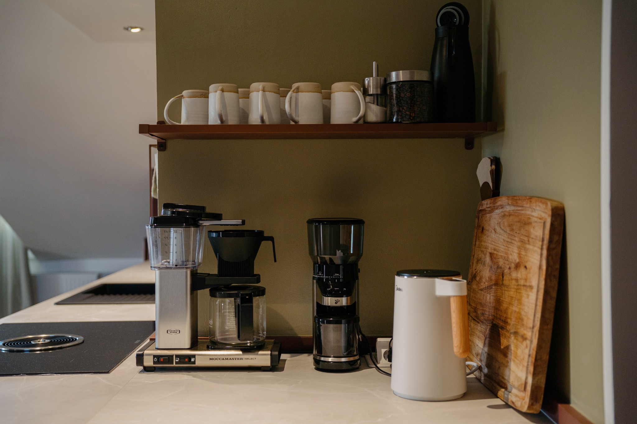 Kaffeeausstattung mit Kaffeemaschine, Mühle und Wasserkocher