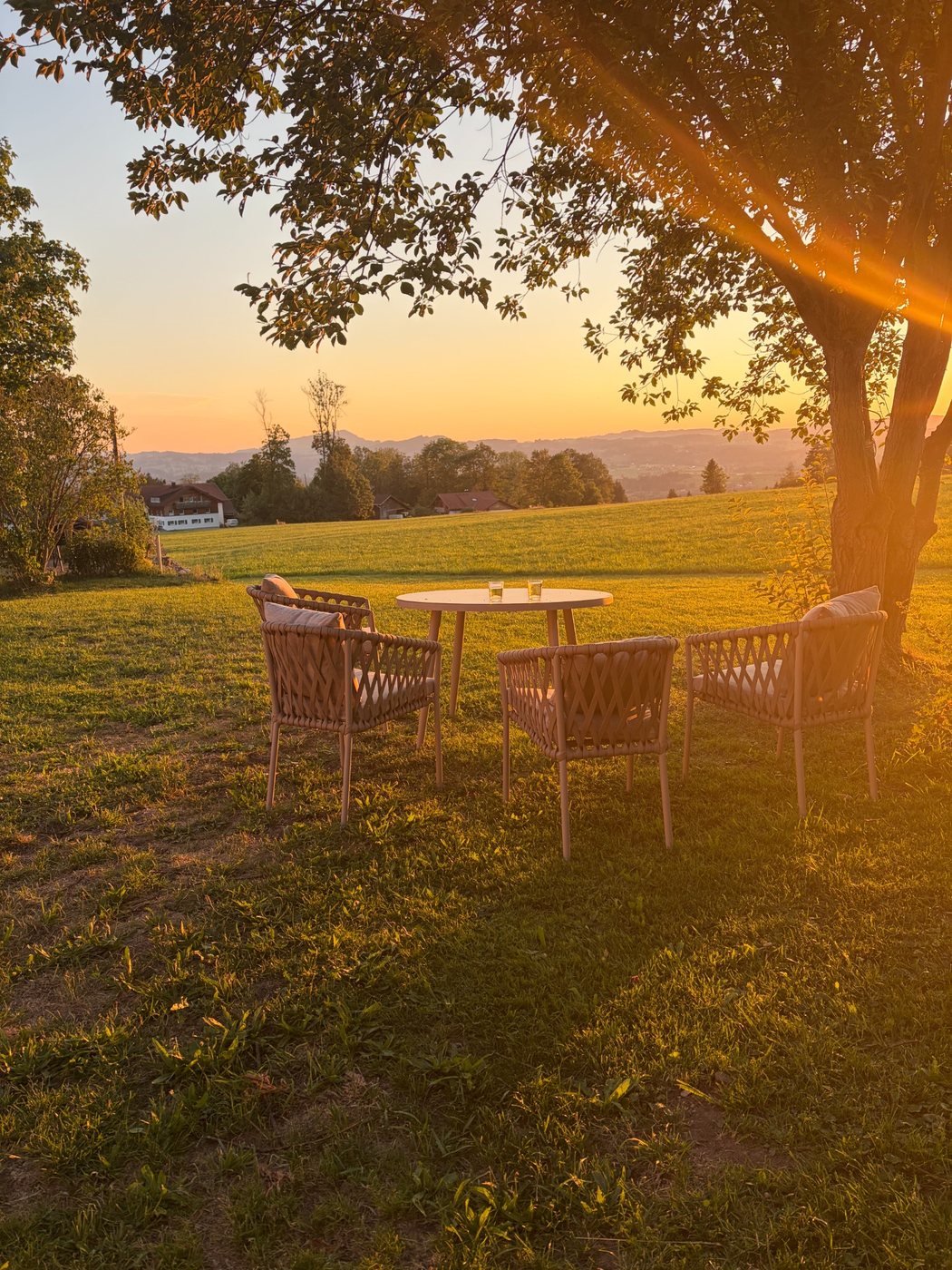 Sitzplatz im Garten bei Sonnenuntergang